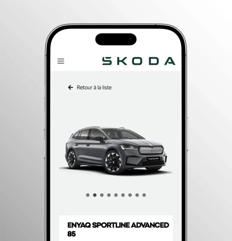 Site internet Škoda présenté sur un ordinateur portable et un smartphone