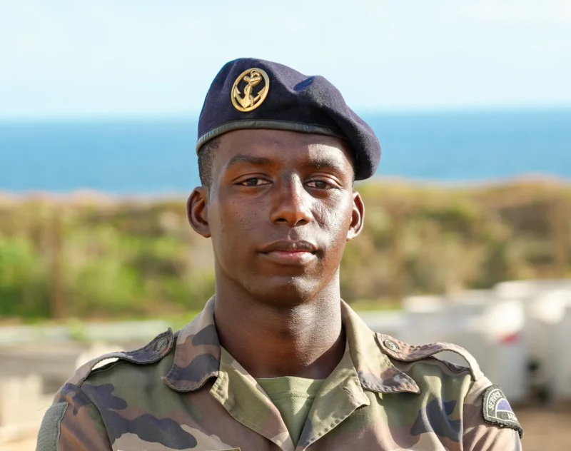 Jeune volontaire du RSMA La Réunion en uniforme