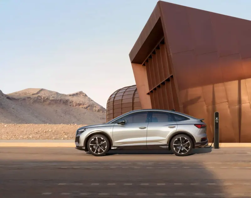 L’Audi Q4 e-tron garée devant un bâtiment contemporain