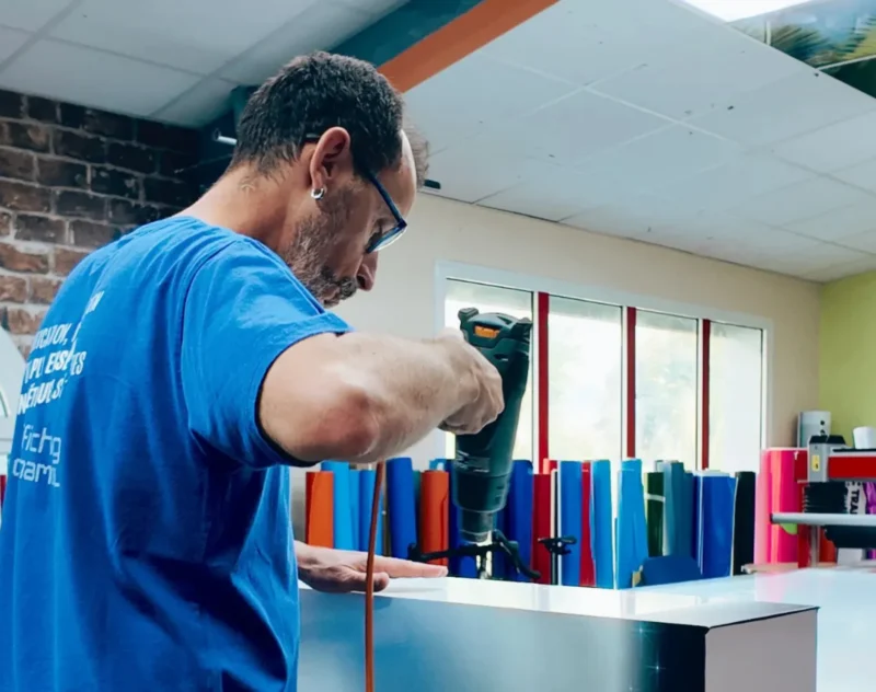 Un artisan dans un atelier de signalétique