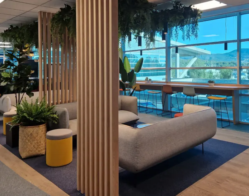 Un espace de travail aménagé avec salon et plantes