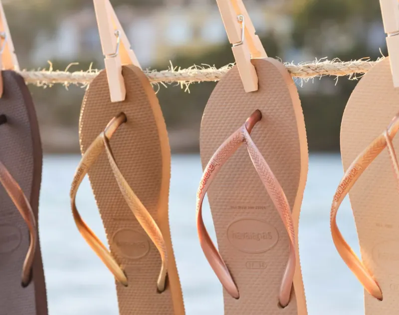 Des tongs Havaianas suspendues à une corde