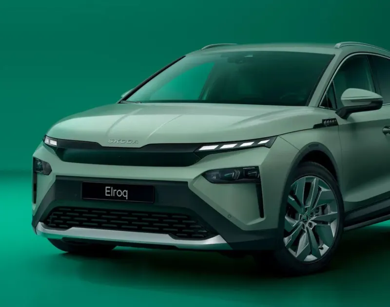 Le Škoda Elroq sur fond vert