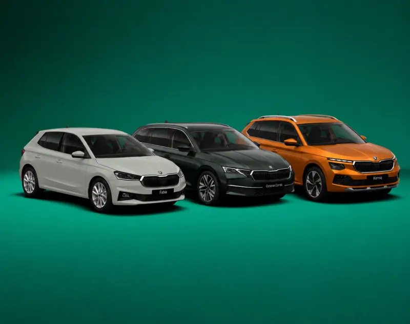 Trois modèles Škoda sur fond vert